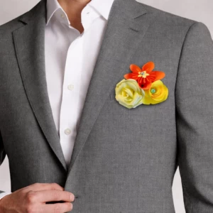 Boutonnière de mariage pour homme en origami avec fleur en papier élégante fixée sur un costume