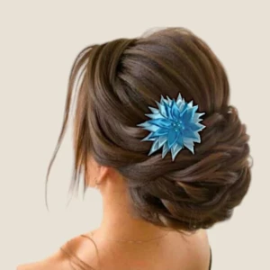 Accessoire de cheveux de mariée avec fleur bleue réalisée en tissu satin pour coiffure de mariage élégante.