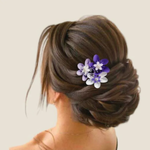 accessoire cheveux mariee fleurs en papier violet lilas et blanc sur chignon bas