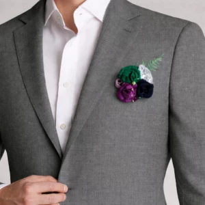 Boutonnière mariage homme en feutrine avec fleur élégante fixée sur costume