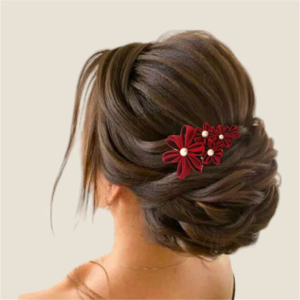 fleur en satin rouge pour coiffure de mariage et chignon de mariee