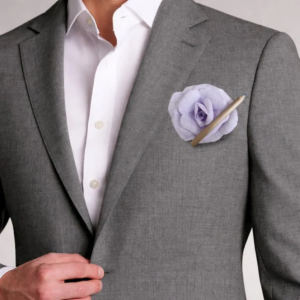 detail fleur en papier rose pour boutonniere costume costume marie