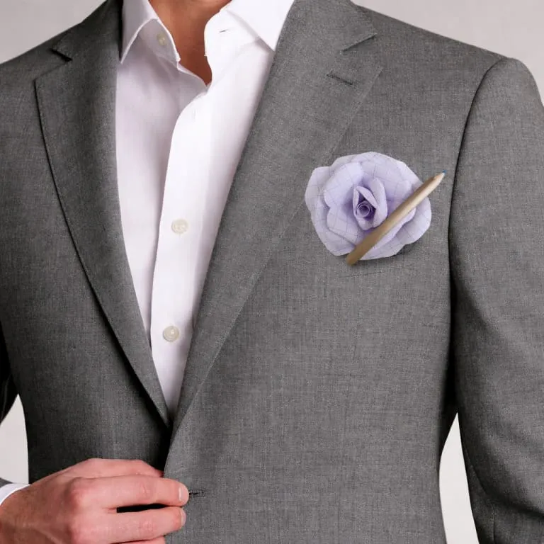 boutonniere-homme-rose-papier-theme-ecole detail fleur en papier rose pour boutonniere costume costume marie