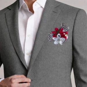 Boutonniere mariage homme avec fleur elegante fixee sur costume pour ceremonie chic