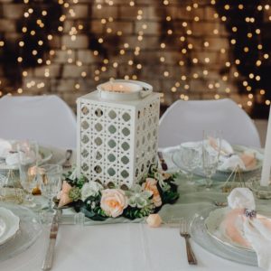 centre de table en fleurs origami fraicheur fleurs en origami corail et menthe avec feuillage synthétique par idealisa.