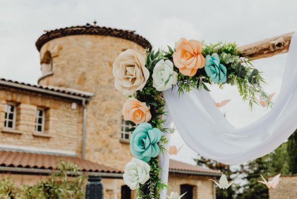 Photo blog shooting origami arche avec fleurs geantes et guirlandes de grues par idealisa.