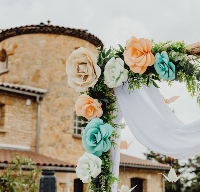 Photo blog shooting origami arche avec fleurs geantes et guirlandes de grues par idealisa.