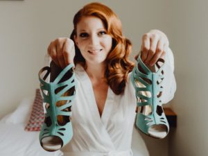 article blog mariee qui montre ses chaussures