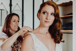 article blog mariee maquillee qui se fait habiller