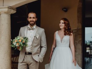 article blog couple de mariés avec bouquet