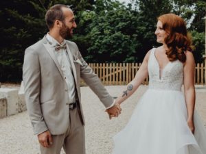 article blog couple de maries qui se tiennent la main