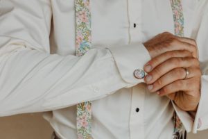 article blog marie avec bretelles et boutons de manchette