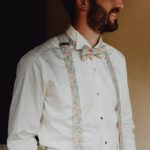 article blog marie avec noeud papillon et bretelles