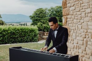 article blog pianiste devant mur en pierre