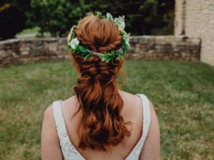 article blog coiffure de mariee de dos avec couronne