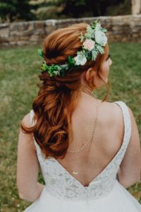 article blog mariee de dos avec couronne de fleurs