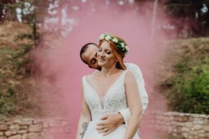 article blog couple de maries avec fumigenes