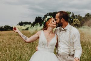 article blog couple de maries avec fumigene