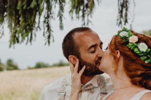 article blog couple de maries qui s embrasse 