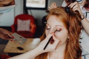 article blog mariee qui se fait maquiller