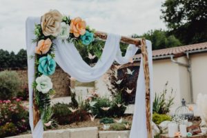 article blog arche de ceremonie mariage avec fleurs geantes en rigami et guirlandes de grues
