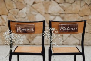 article blog chaise de mariage avec panneau en bois