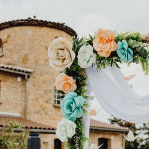arche de ceremonie - fleurs geantes - roses corail et menthe avec feuillage synthétique par idealisa.