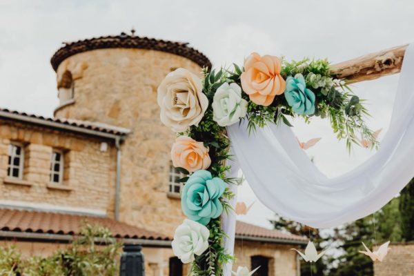 arche de ceremonie - fleurs geantes - roses corail et menthe avec feuillage synthétique par idealisa.