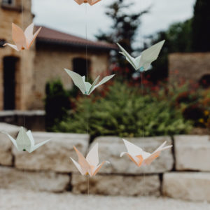 guirlande de grues en papier origami corail et menthe par idealisa.