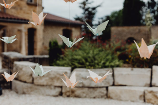 guirlande de grues en papier origami corail et menthe par idealisa.