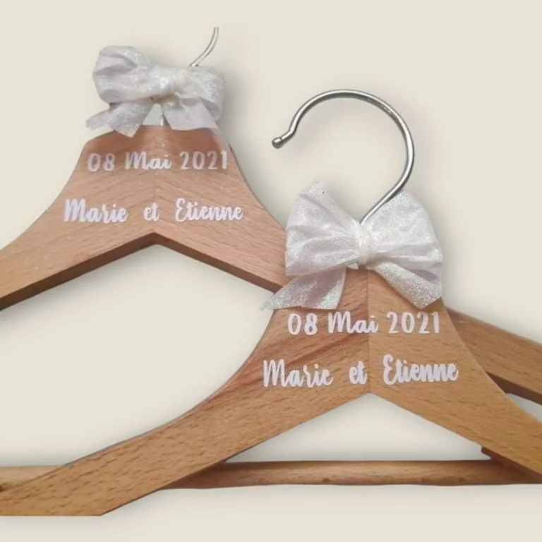 cintre-personnalis-avec-pr-nom-et-date-de-mariage-idealisa