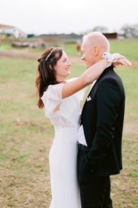 article blog couple de maries dans un champs 