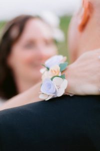 article blog bracelet de fleurs de mariage avec des fleurs en origami