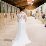 article blog mariee vu de dos dans un haras