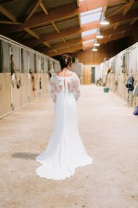 article blog mariee vu de dos dans un haras