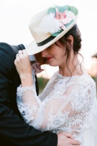 article blog mariee avec robe en dentelle et chapeau