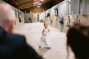 article blog petite fille en robe de mariee dans un haras