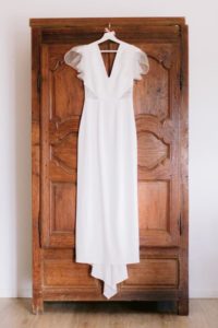 article blog robe de mariee sur cintre accrochee a une armoire en bois