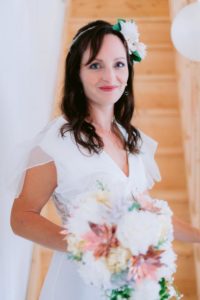 article blog mariee avec couronne de cheveux fleurie et bouquet de fleurs en origami