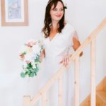 article blog mariee qui descend un escalier avec un bouquet et une couronne de fleurs en origami