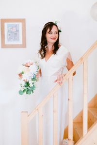 article blog mariee qui descend un escalier avec un bouquet et une couronne de fleurs en origami