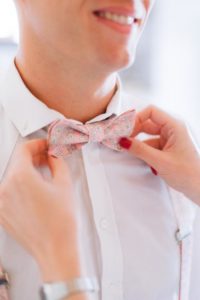 article blog marie qui se fait ajuster son noeud papillon