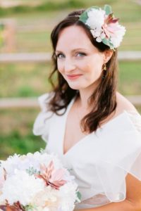 article blog mariee avec couronne fleurie et bouquet en origami