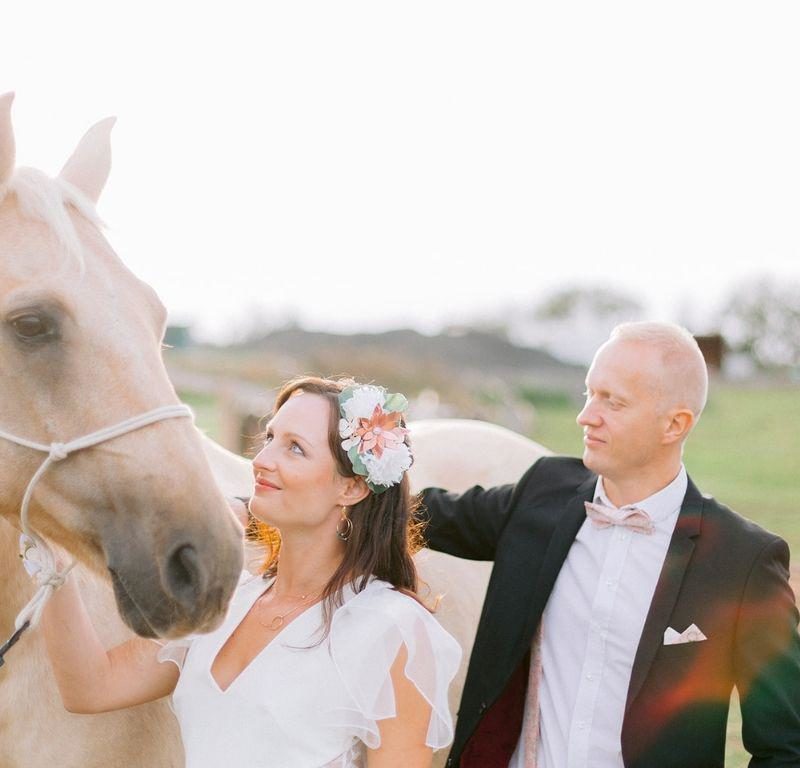 couple de maries avec un cheval - shooting d'inspiration mariage romantique