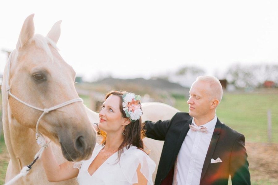 couple de maries avec un cheval - shooting d'inspiration mariage romantique
