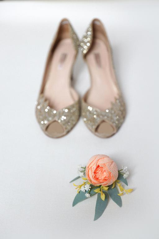 photo blog chaussures de mariée pailletees et boutonniere de marie corail