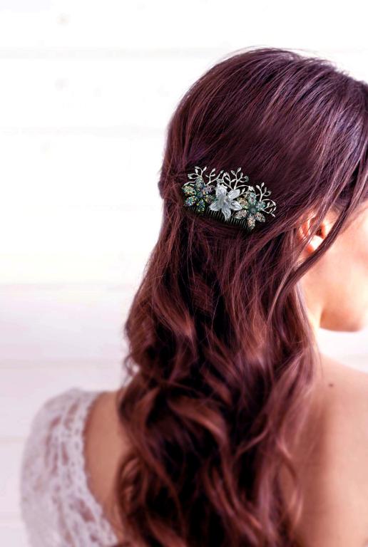 bijou de cheveux mariee fleurs nacrees et strass accessoire de coiffure en perles et strass idealisa