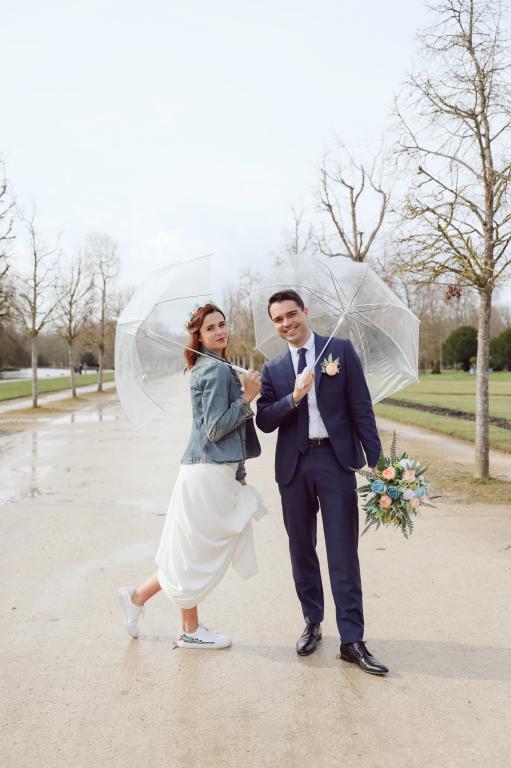 article bog couple de maries sous la pluie avec parapluie transparent