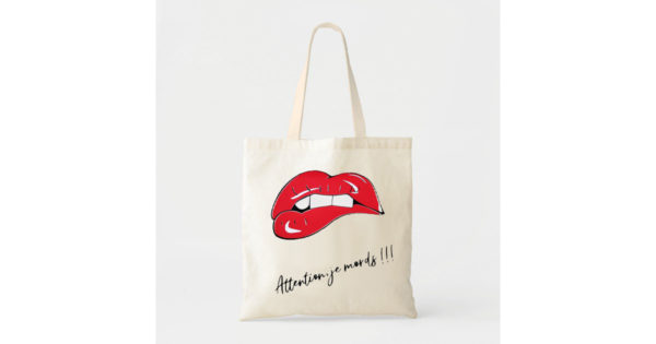 tote bag avec flocage d'une bouche rouge et attention je mords
