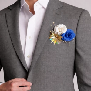 Boutonnière de mariage homme bleu élégante avec fleur pour costume chic et cérémonie